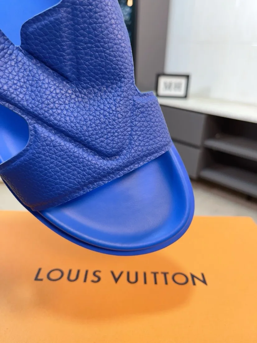 Men's shoes💰300🌹🌹【LV】Multi-color new men's slippers, original top-quality version, original special cowhide with pebbled embossing➕sheepskin on the inner and side, non-slip combination sole, more stable walking, more comfortable and lightweight, high-end and generous, size: 38~44